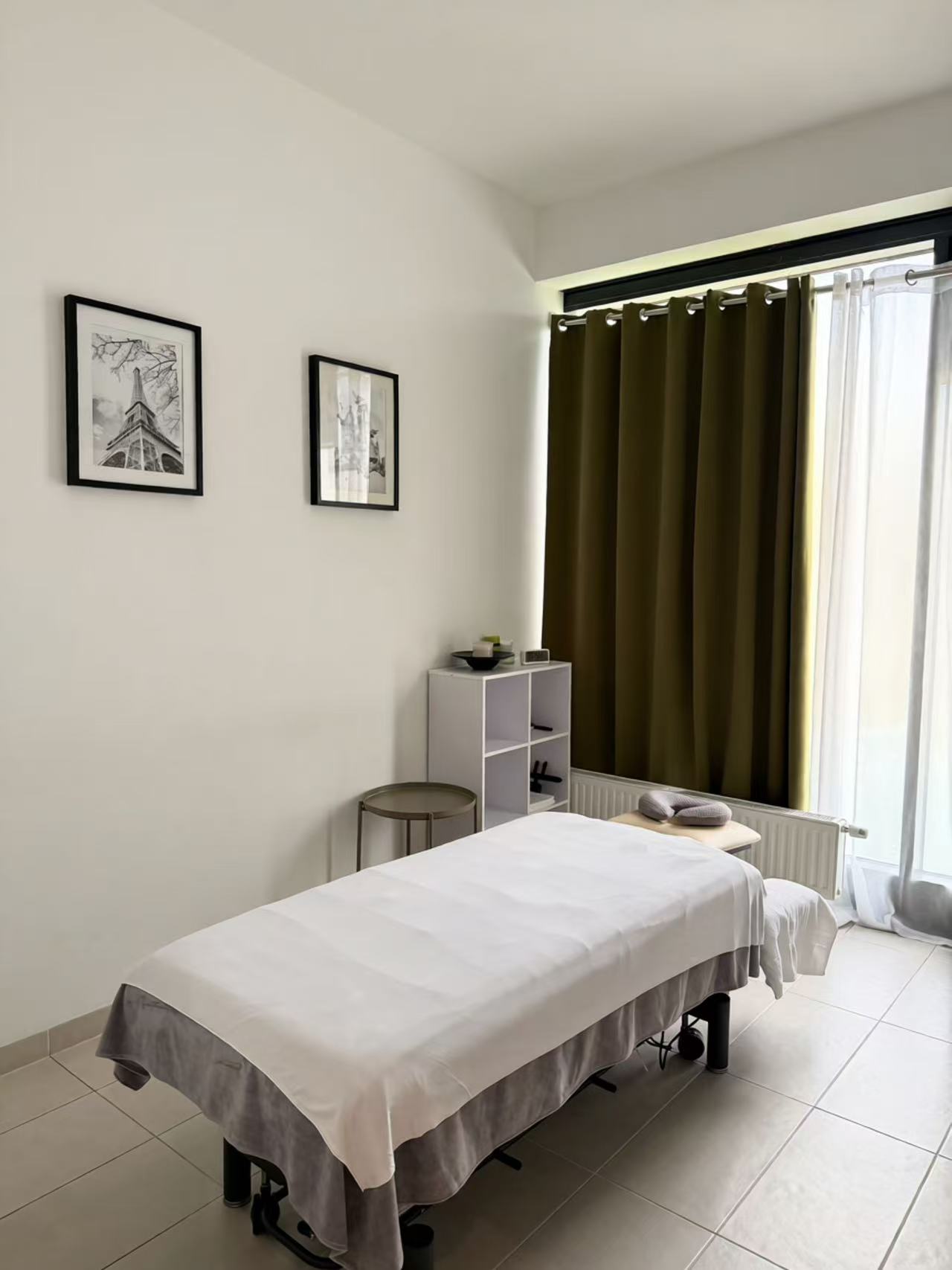 Behandlungsraum mit Massageliege